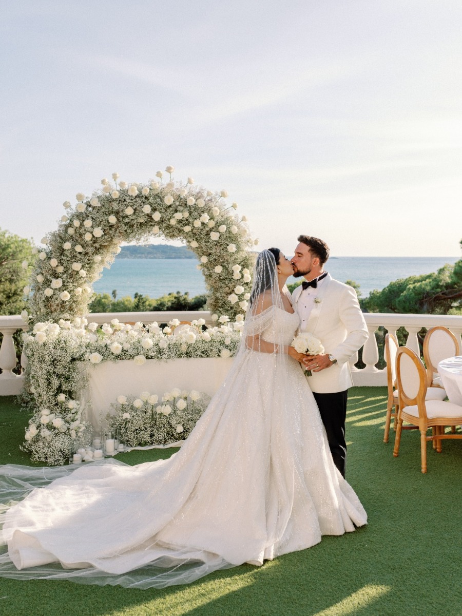 An elegant waterfront wedding at Castel Bay in the South of France