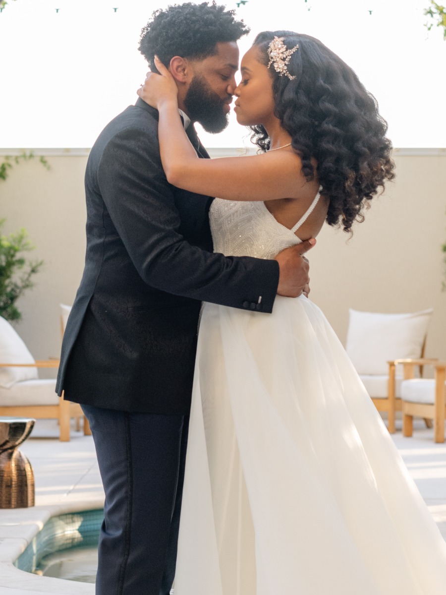 Use these tips to get the perfect first kiss photos