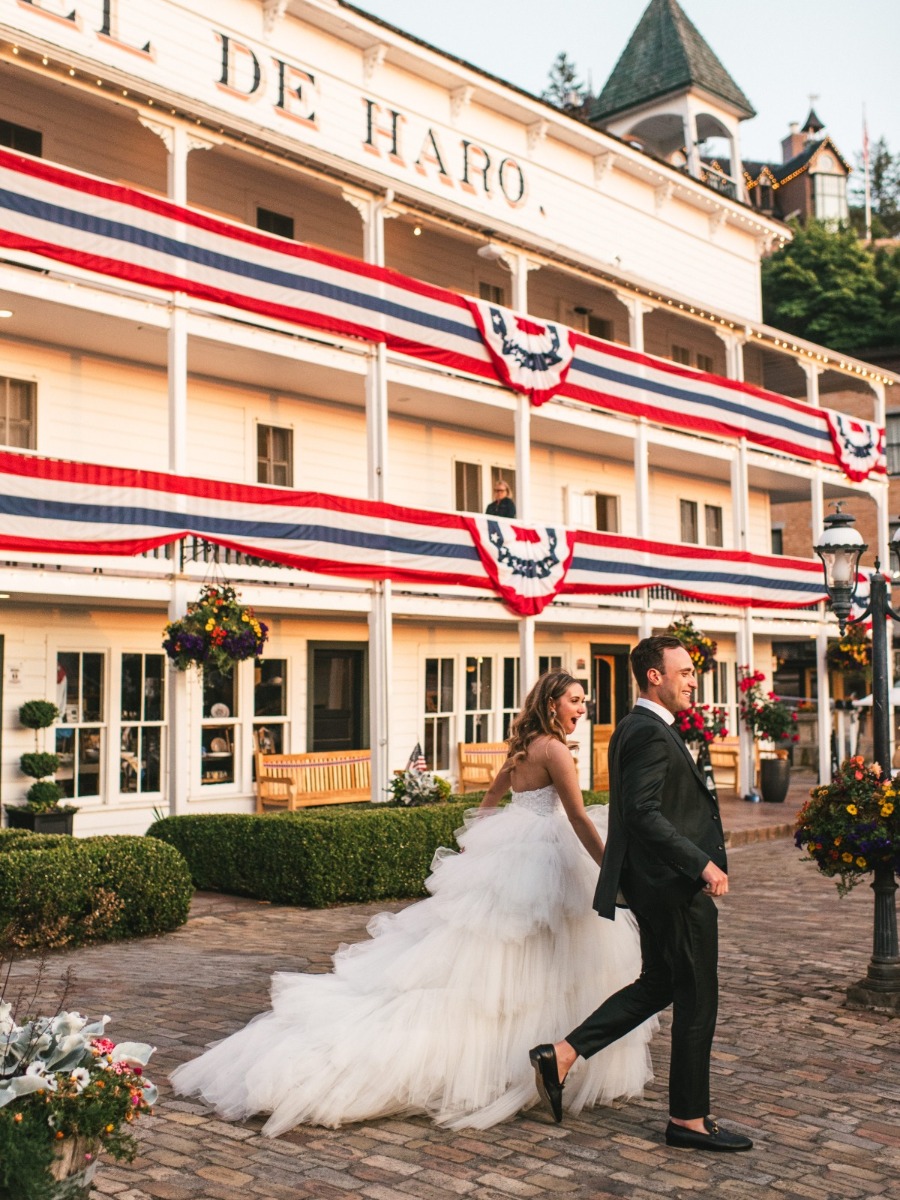 The bride walked down an aisle of 1,000 white roses in Washington