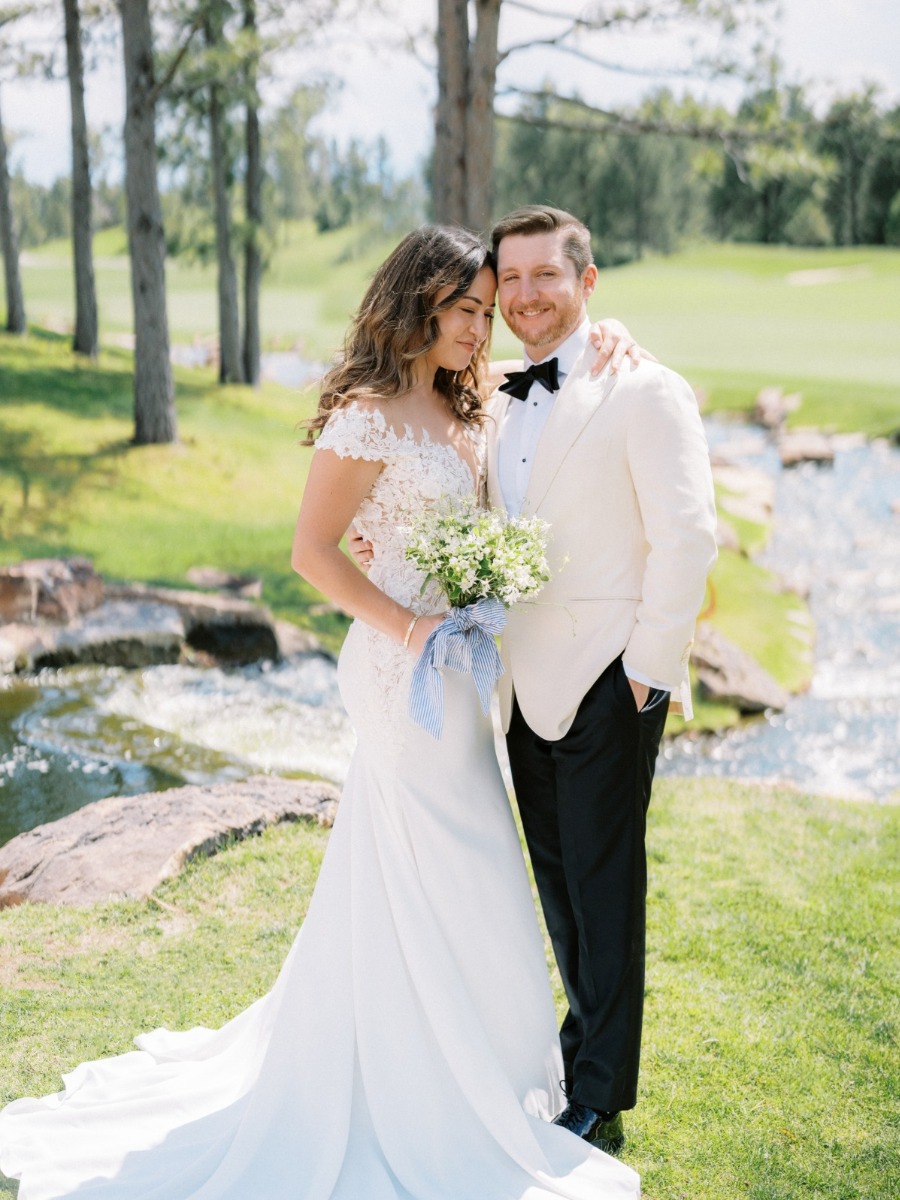 A Colorado golf club wedding with its own Love Actually moment